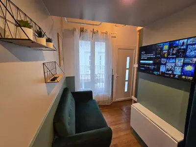 Télévision ou salle de divertissement dans l'établissement 2G- Studio tout équipé avec cuisine proche Paris