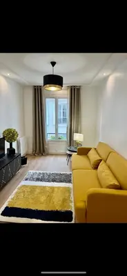 Coin salon dans l'établissement Charming parisian apartment