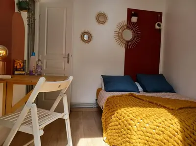 Un ou plusieurs lits dans un hébergement de l'établissement Tiny81 cozy city break appartment