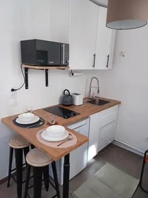 Cuisine ou kitchenette dans l'établissement Tiny81 cozy city break appartment
