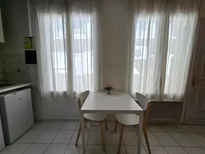 Cuisine ou kitchenette dans l'établissement Appartement spacieux 28m2 avec chambre séparée