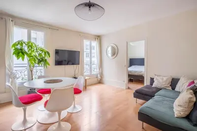 Télévision ou salle de divertissement dans l'établissement Amazing 1 bedroom, 30sec from Arc de Triomphe