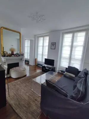Coin salon dans l'établissement Air conditioning Paris central stylish apartment