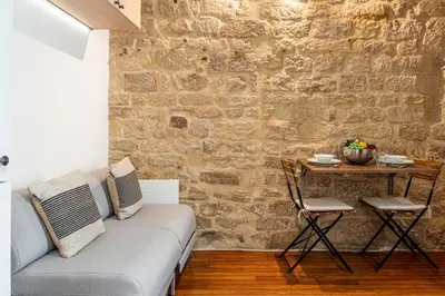 Coin salon dans l'établissement Lavie Maison little Flat Le Marais