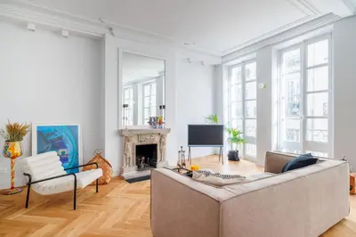 Télévision ou salle de divertissement dans l'établissement Luxury Living à Montorgueil
