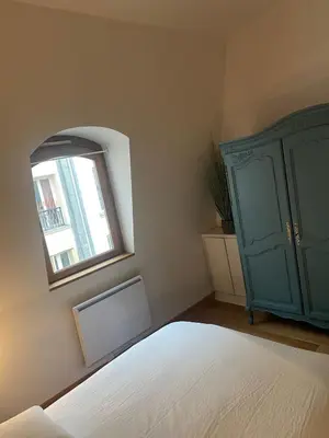 Un ou plusieurs lits dans un hébergement de l'établissement Superbe et accuiellent appartement