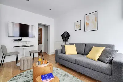 Télévision ou salle de divertissement dans l'établissement Welcoming apartment - 1BR-4P - Sacré-Cœur
