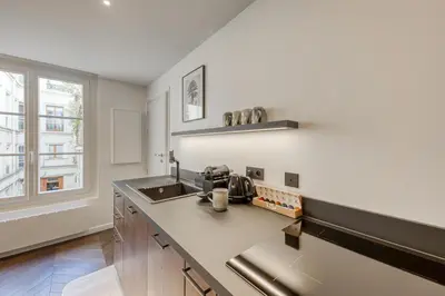 Cuisine ou kitchenette dans l'établissement Le Nid du Marais I 3CH I 2SDB I AC
