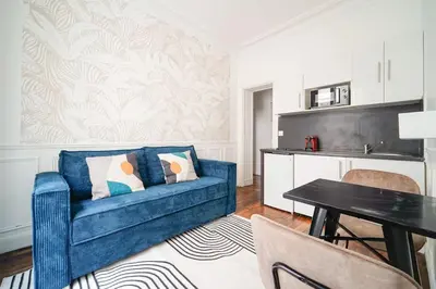 Cuisine ou kitchenette dans l'établissement Niepce - Blue flat next to Avenue du Maine