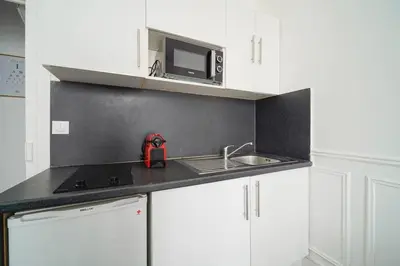 Cuisine ou kitchenette dans l'établissement Niepce - Blue flat next to Avenue du Maine