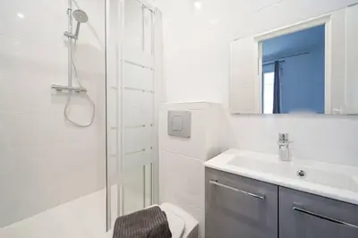 Salle de bains dans l'établissement Niepce - Blue flat next to Avenue du Maine
