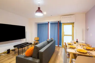 Télévision ou salle de divertissement dans l'établissement Lavie Maison Chic Stay AC Parking