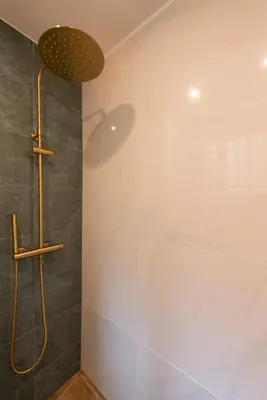 Salle de bains dans l'établissement Au pied de la Tour