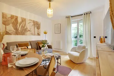 Coin salon dans l'établissement Amazing apartment 4P/1BR with small garden