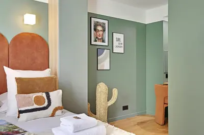 Un ou plusieurs lits dans un hébergement de l'établissement Amazing apartment 4P/1BR with small garden