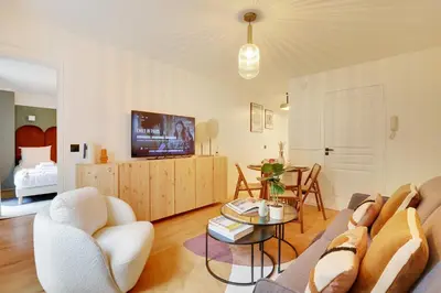Télévision ou salle de divertissement dans l'établissement Amazing apartment 4P/1BR with small garden