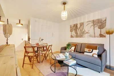 Coin salon dans l'établissement Amazing apartment 4P/1BR with small garden