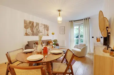 Coin salon dans l'établissement Amazing apartment 4P/1BR with small garden