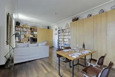 Coin salon dans l'établissement Le Petit Parisien - Au Cœur de Montparnasse