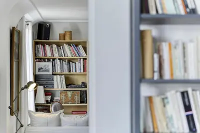 Bibliothèque dans l'appartement