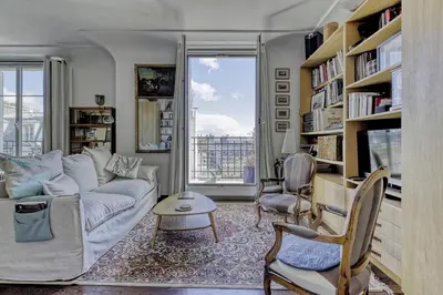 Bibliothèque dans l'appartement